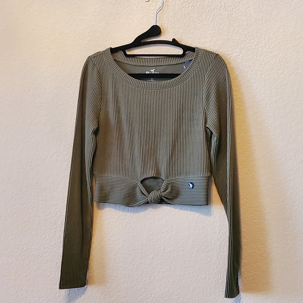 NWT hollister army green cropped long sleeve shirt. Size M